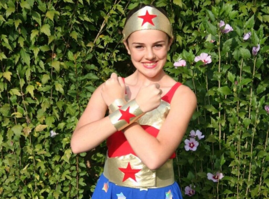 15 DIY Wonder Woman Costume Ideas To Look Like A Princess - Julie Ann Art