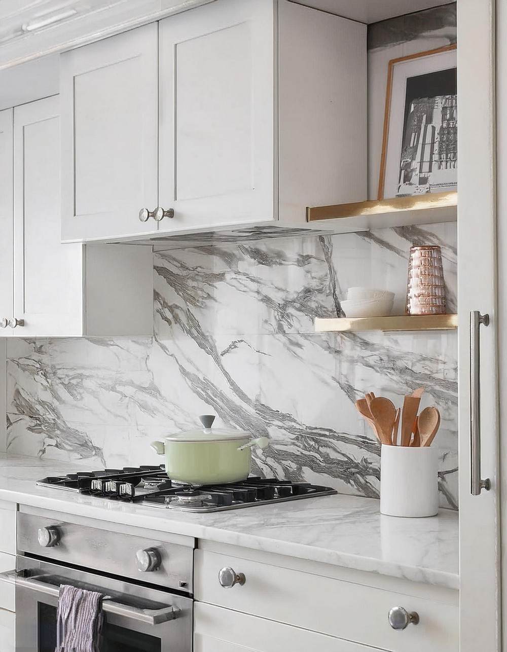 Bold Veined Marble In Minimalist Design