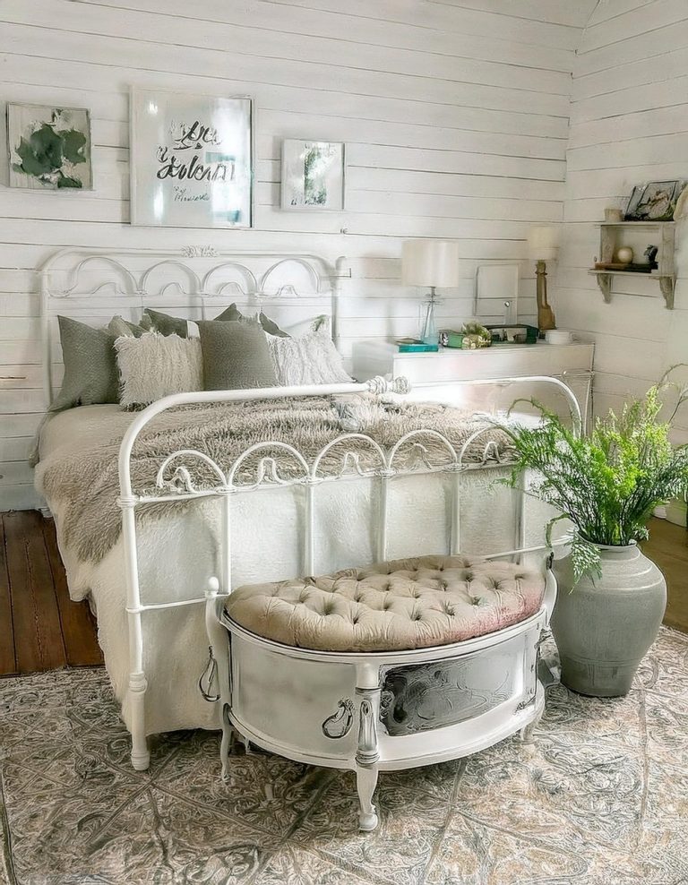 10 Cozy Vintage Style Farmhouse Bedroom Decor Ideas - Julie Ann Art