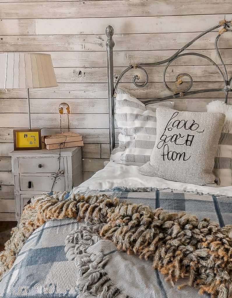10 Cozy Vintage Style Farmhouse Bedroom Decor Ideas - Julie Ann Art